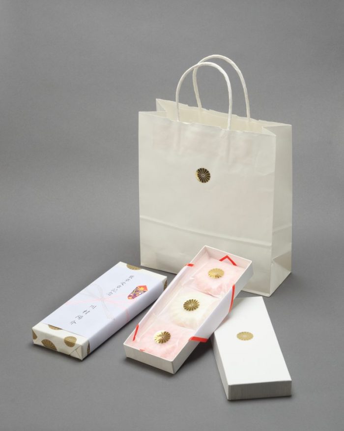 叙勲記念は菊のご紋のお菓子ですね 当店人気の3品をご紹介します 御供物調進所 かめや利平 叙勲記念は菊のご紋のお菓子ですね 当店人気の3品をご紹介します 御供物調進所 かめや利平