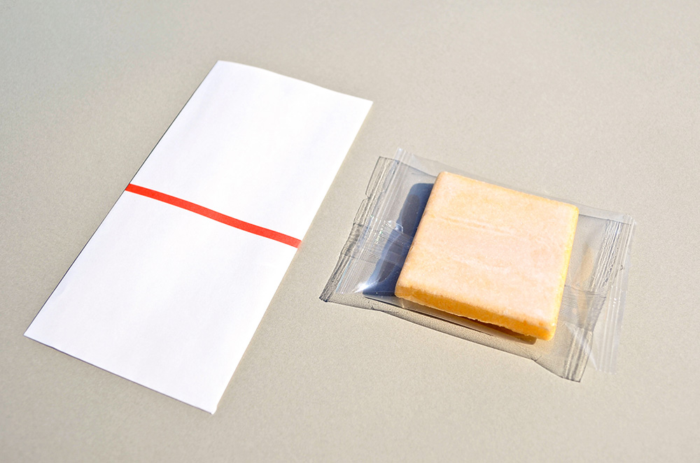 厚焼きせんべい1枚のし袋入り